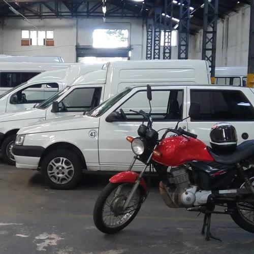 Moto da frota Translight no pátio