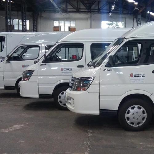 Vans e carros da Translight lado a lado