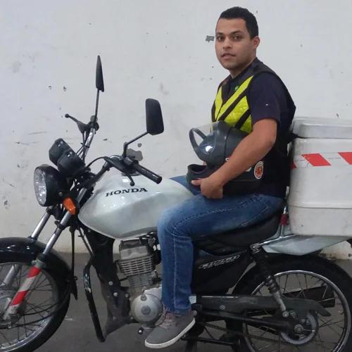 Motoboy da Translight com a moto