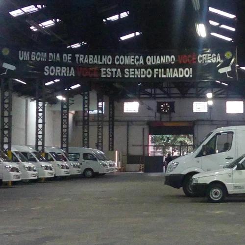 Vans da Translight no pátio coberto